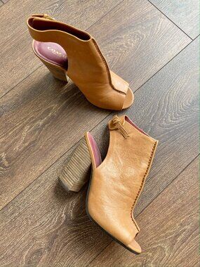 COACH Saratoga Tan Open Toe Booties Size 8